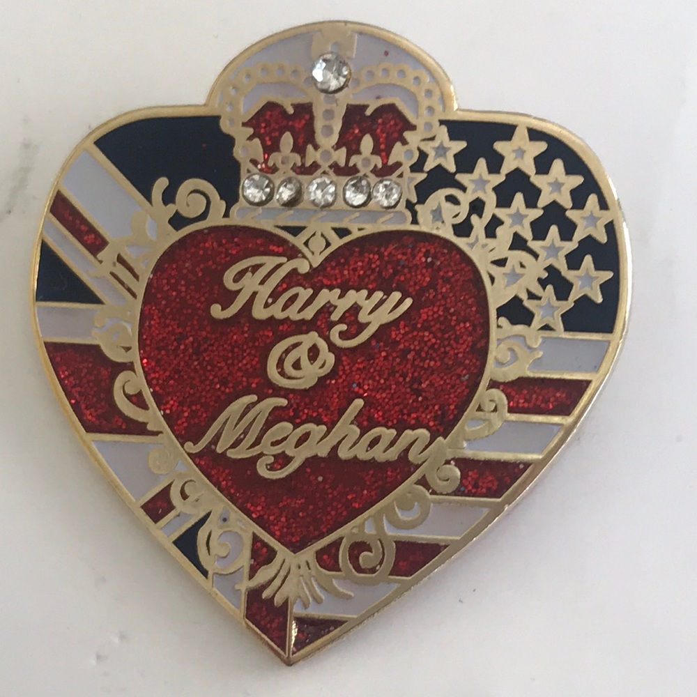 HARRY & MEGHAN ROYAL WEDDING PIN on card